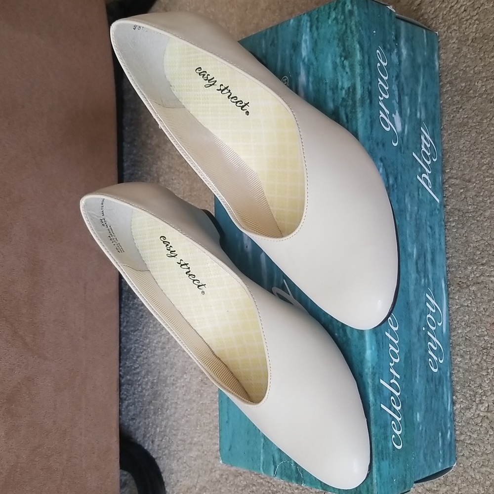 NIB Easy Street low wedge shoes, size 8W
